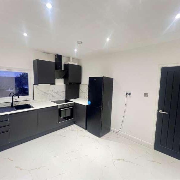 Palmerston Crescent, London, N13 - Photo 1