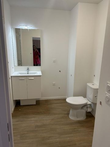 location Appartement T2 DE 40.38m² À RILLIEUX LA PAPE - Photo 4