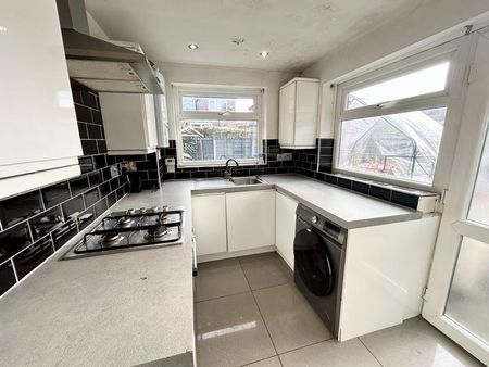 3 bedroom semi-detached house to rent - Photo 4