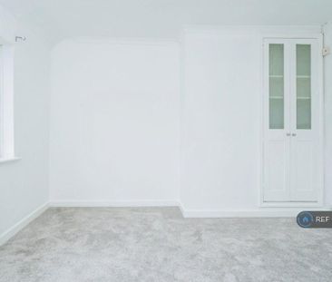 4 bedroom semi-detached house to rent - Photo 4