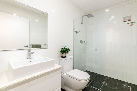 Spacious North-Facing 2-Bedroom Apartment with Courtyard Oasis - Photo 4