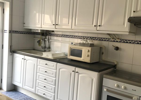 Apartamento T3 Praia da Barra, com cozinha equipada e parcialmente mobilado. Visite!