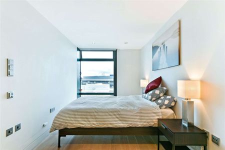 A stunning riverside penthouse, finished to the highest standard with views of Westminster - Photo 3