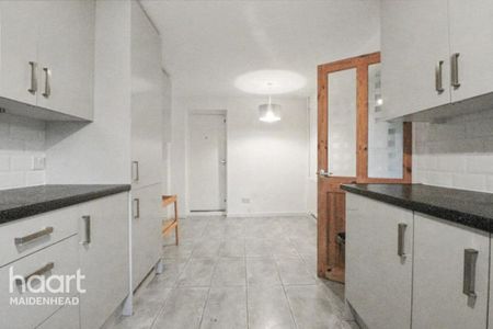 4 bedroom semi-detached house to rent - Photo 5
