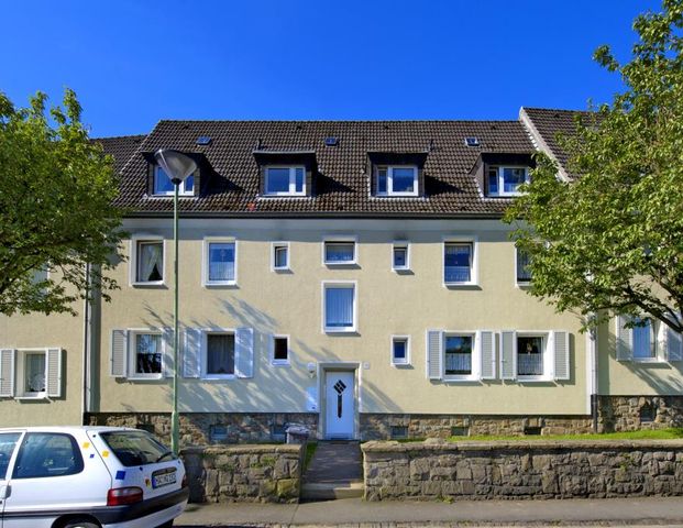 Gut geschnittene 2-Zimmer-Wohnung im Dachgeschoss mit neuem Badezimmer in Hagen Eilperfeld! - Photo 1