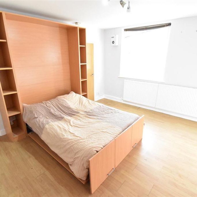 Studio to rent - Photo 1