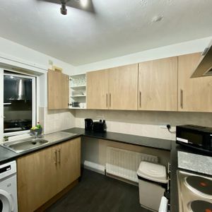 All Female Flat Share Room 5 - Photo 2