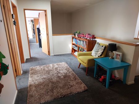 5 bedroom 3 bathroom family home - Photo 2