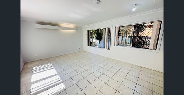 Tidy 2 Bedroom Unfurnished Paradise Island Townhouse - Photo 1