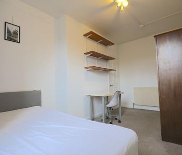 3 bedroom flat to rent - Photo 2