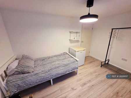 1 bedroom in a flat share to rent - Photo 3