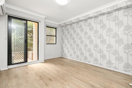 Oversized 2 Bedroom Ground Floor Unit - Photo 4