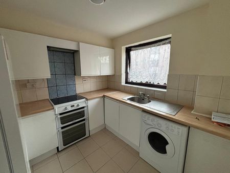 2 Bed Flat, Gurney Close, IG11 - Photo 2