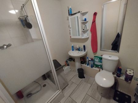 Room in a Shared House, Penrith Close, SW15 - Photo 5