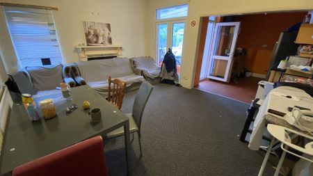 4 bedroom semi-detached house to rent - Photo 2