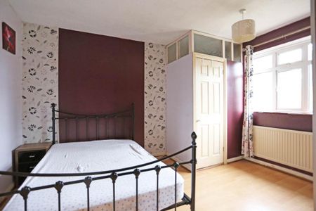 4 bedroom semi-detached house to rent - Photo 2