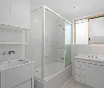 Spacious Two Bedroom Apartment with Balcony in Prime Location - Photo 5