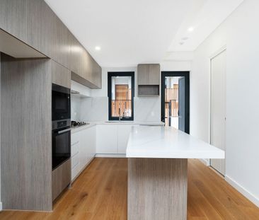 Stylish & Luxurious Tri-Level Townhouse - Photo 4