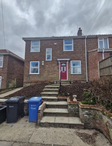 1 bedroom in a house share to rent - Photo 2