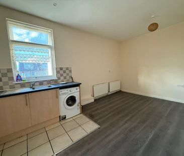 Two bedroom First Floor Flat located at main high road ilford-£1800 - Photo 6