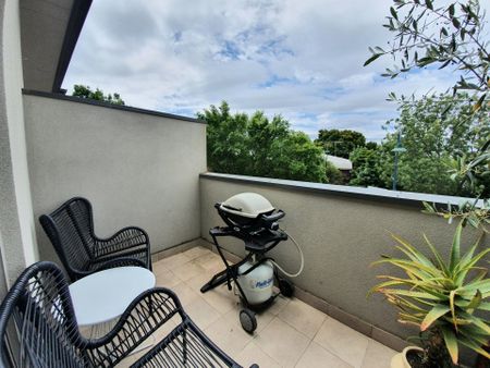 2/8 Chaleyer Street, Reservoir - Photo 5