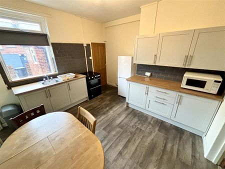 2 bedroom terraced house to rent - Photo 4