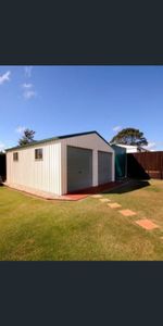 Spacious Family Home with Stunning Gardens & Sunroom Retreat - Photo 4