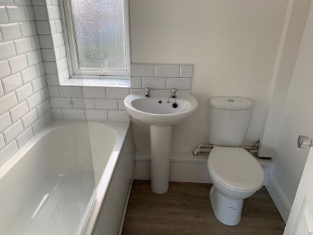 3 bedroom semi-detached house to rent - Photo 5