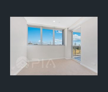 Luxurious Two Bedrooms Apartment In Prime Location For Lease!! - Photo 1