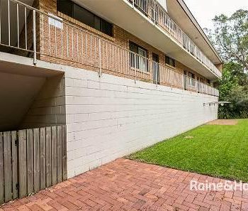 Well-Maintained Top Floor Apartment in Quiet, Convenient Location - Photo 6