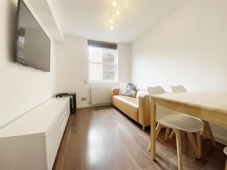 3 bedroom flat to rent - Photo 2
