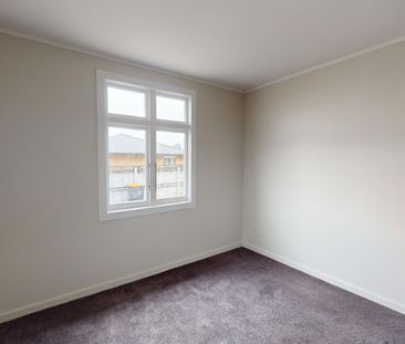Roslyn - 3 Bedrooms - Photo 2