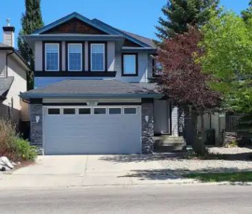 Spacious 3 Bedroom with Den, 2.5 Bath House in Evergreen | 258 Ever... - Photo 1