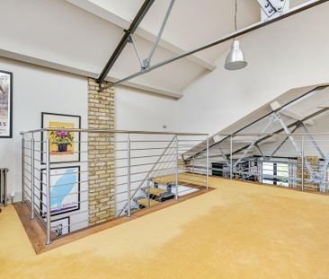 2 bedroom mews to rent - Photo 1