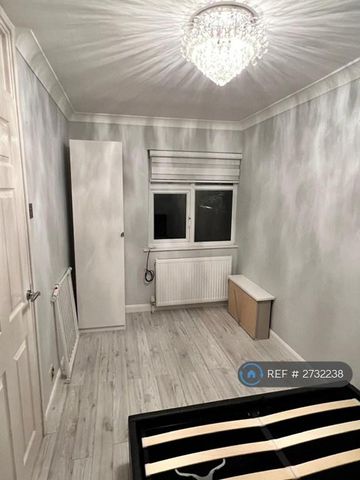 1 bedroom in a house share to rent - Photo 4