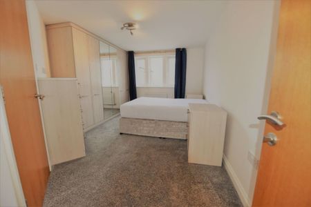 2 bedroom Flat in Alleon Court, Low Lane - Photo 4
