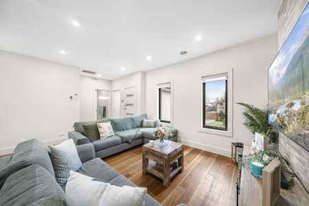 Stunning Spacious Family Home! - Photo 5