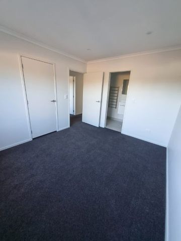 Beautiful and Modern - Delightful Family Home! - Photo 4