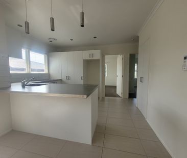 Large spacious 5 Bedroom home - Photo 2