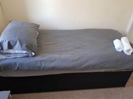 4 bedroom semi-detached house to rent - Photo 4