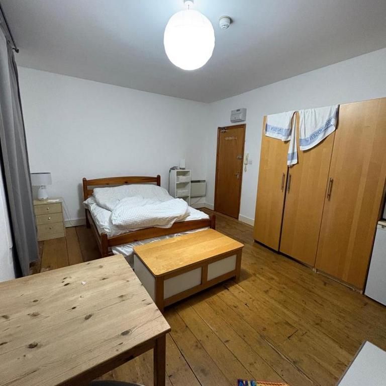 Studio to rent - Photo 1