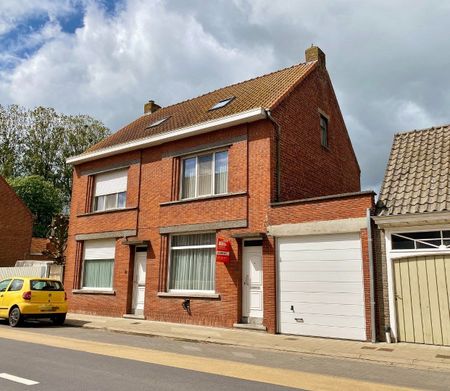 Rijwoning met grote garage en afgesloten tuin in de dorpskern - Foto 3