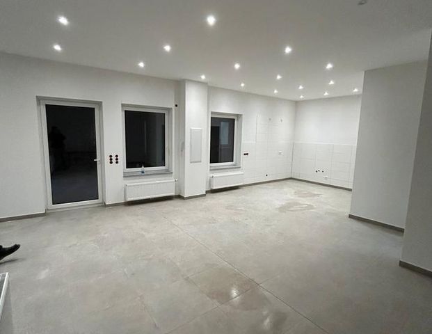 ERSTBEZUG mit Küche: 3Zi Whg + 20qm Hobbyraum inkl + Terrasse - Photo 1