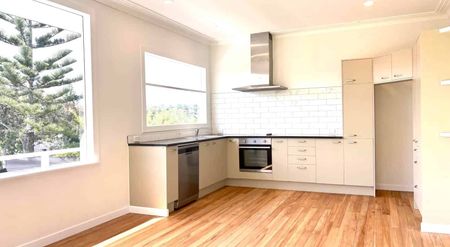 3-Bedroom Home — 1 Min to Stanmore Bay Beach a... - Photo 3