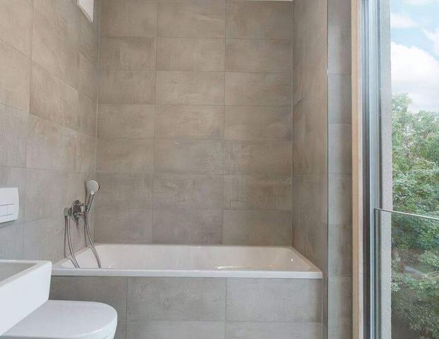 ERSTBEZUG! Schöne 3-Zi.-Whg. mit Einbauküche, großem Balkonen & Terrasse - Foto 1