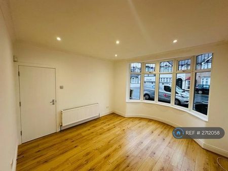 4 bedroom detached house to rent - Photo 2