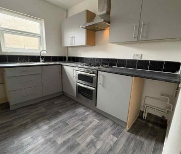 3 bedroom flat to rent - Photo 2