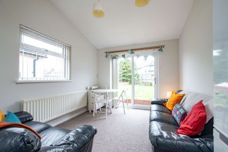 Brilliantly located 6 bed house - Photo 4