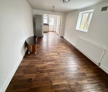 4 Bed Semi-Detached House, Whitestile Road, TW8 - Photo 2