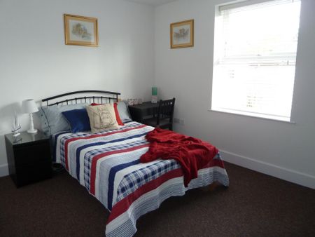 Alumhurst Road, Bournemouth, Dorset, BH4 8EW - Photo 2